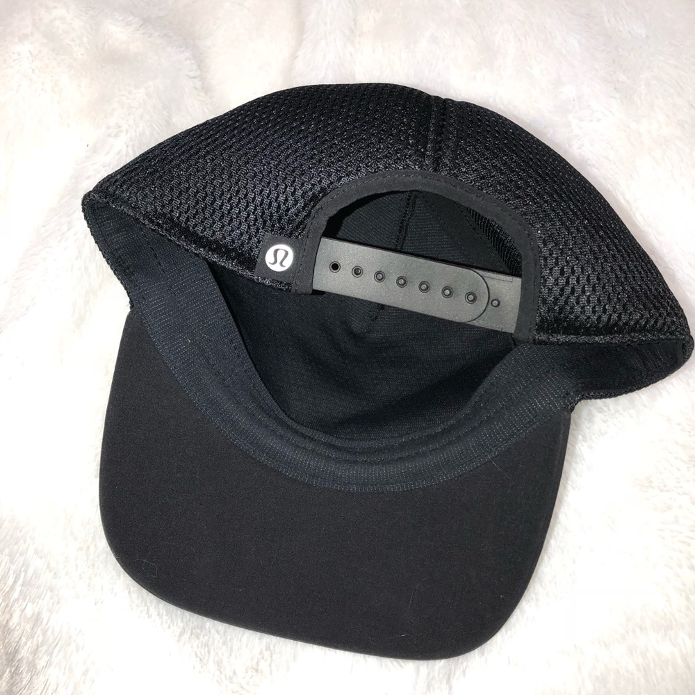 Lululemon black snap back hat